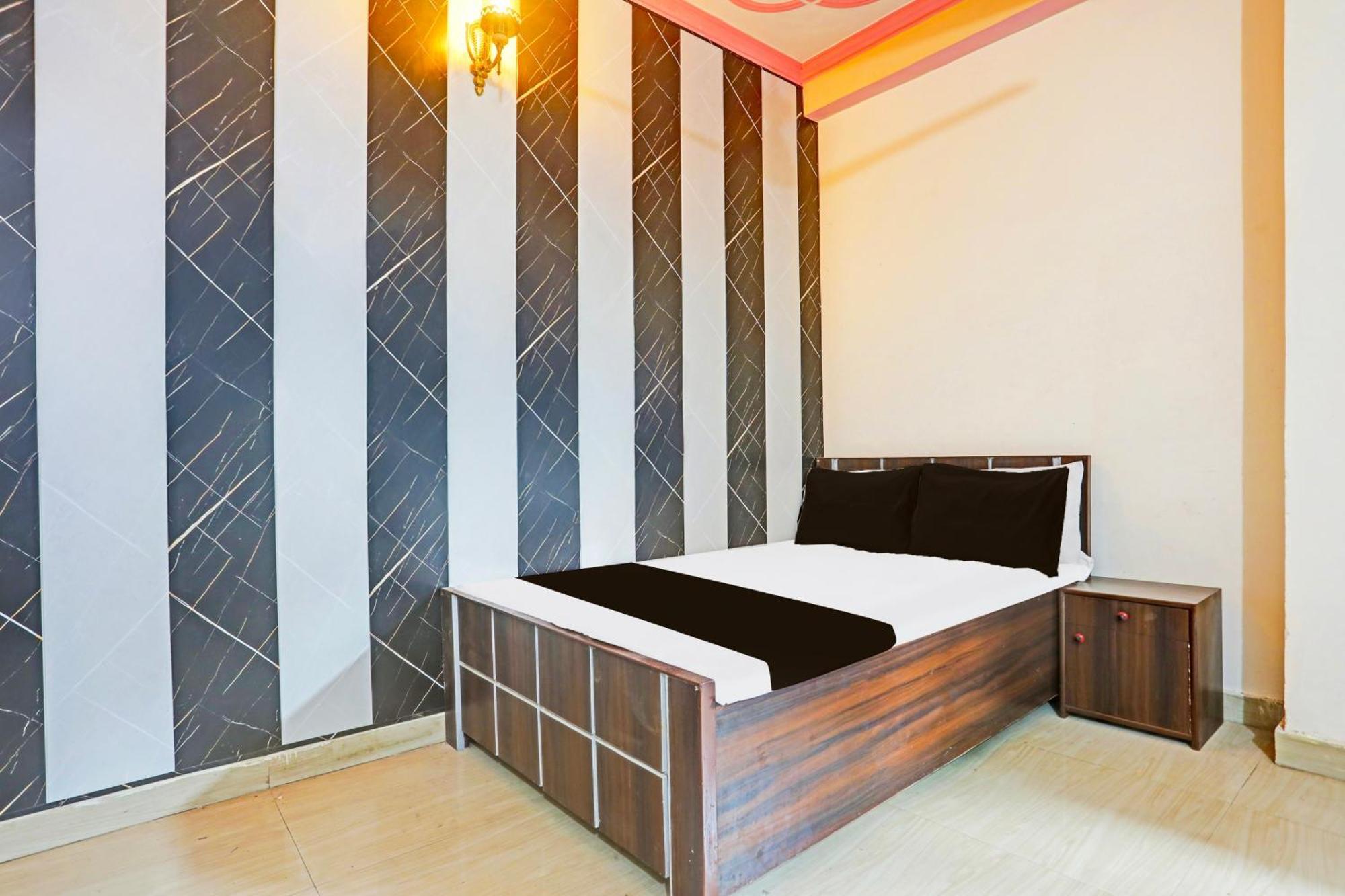 Hotel O Arvi Guest House Varanasi Exterior photo